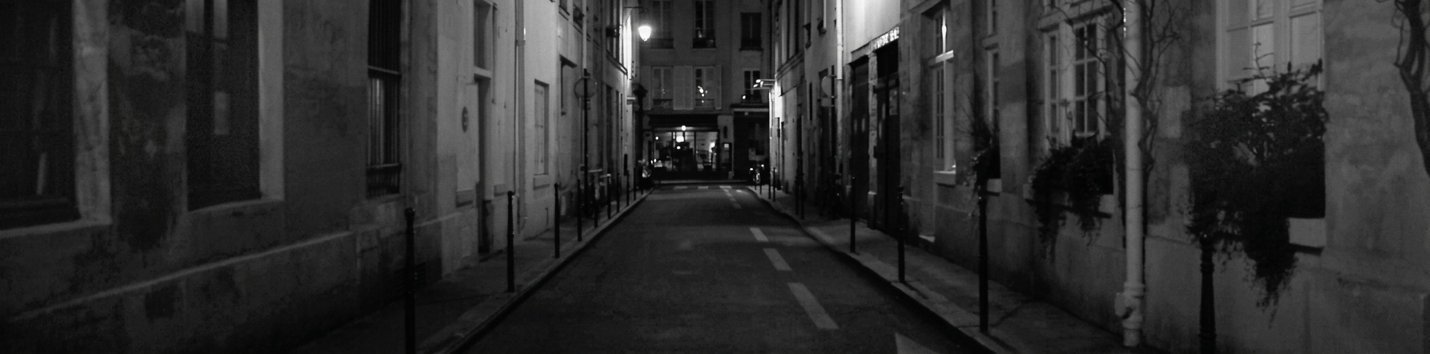 Calle urbana en blanco y negro